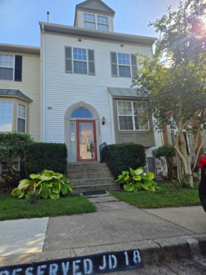 Spacious Quiet 3 Bedrooms and 4 Bathrooms Townhome 40 mins from DC Free Parking and Pet Friendly